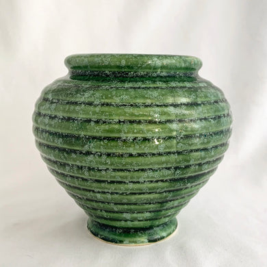Gorgeous green glazed ribbed beehive urn-shaped ceramic vase or planter #418. Crafted by Hull Pottery in the USA, circa 1950s. The subtle drip glaze and the rib design gives this planter great dimension. Any plant would be happy to call it home!  In excellent condition, free from chips/cracks/repairs. Marked on the bottom 