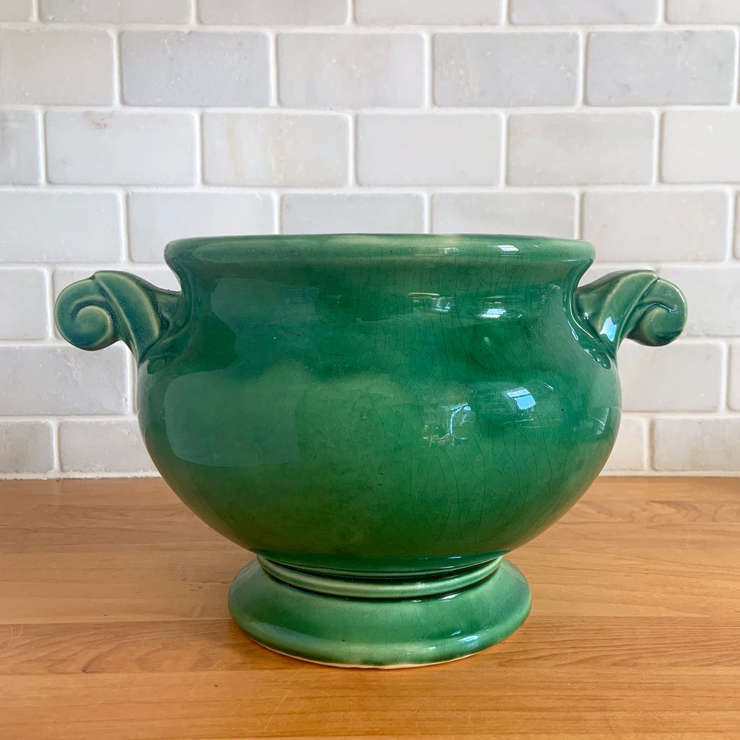 Highly collectible vintage mid-century green Art Deco round ceramic art pottery jardiniere planter with curled handles. Crafted by McCoy Pottery, USA, 1950s. The perfect home for your favourite houseplant or succulent!

In excellent vintage condition, no chips/cracks/repairs, age-related crazing. Maker's mark.

Measures 6 3/4 x 6 inches (10 1/4 inches from handle-to-handle)