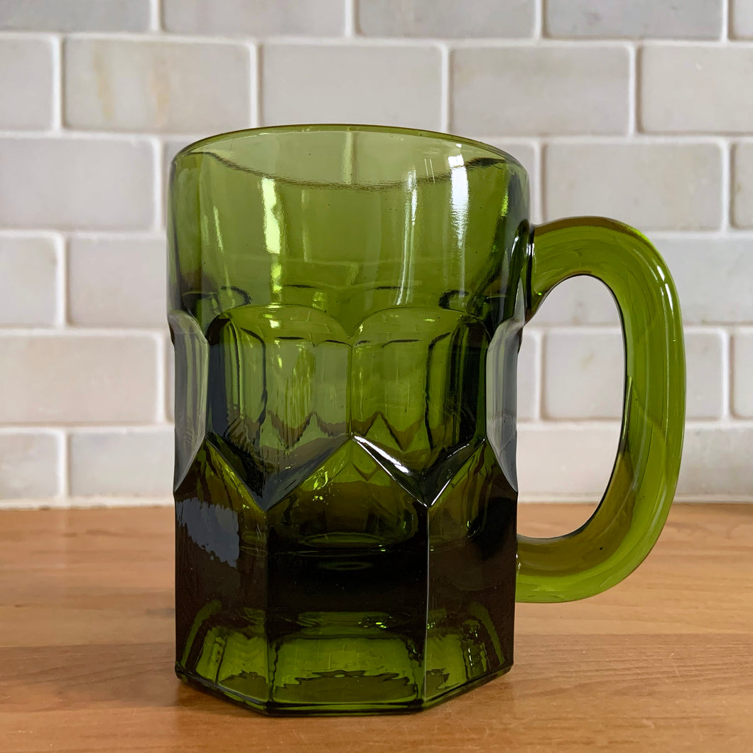 Outstanding heavy green pressed glass handled half pint beer mug with a honeycomb design. Unmarked. Circa 1970s. Enjoy a cold beer or treat yourself to a rootbeer float in this great mug!  In excellent condition, no chips.  Measures 3 1/4 x 4 3/4 inches (without the handle)  Capacity 10 ounces