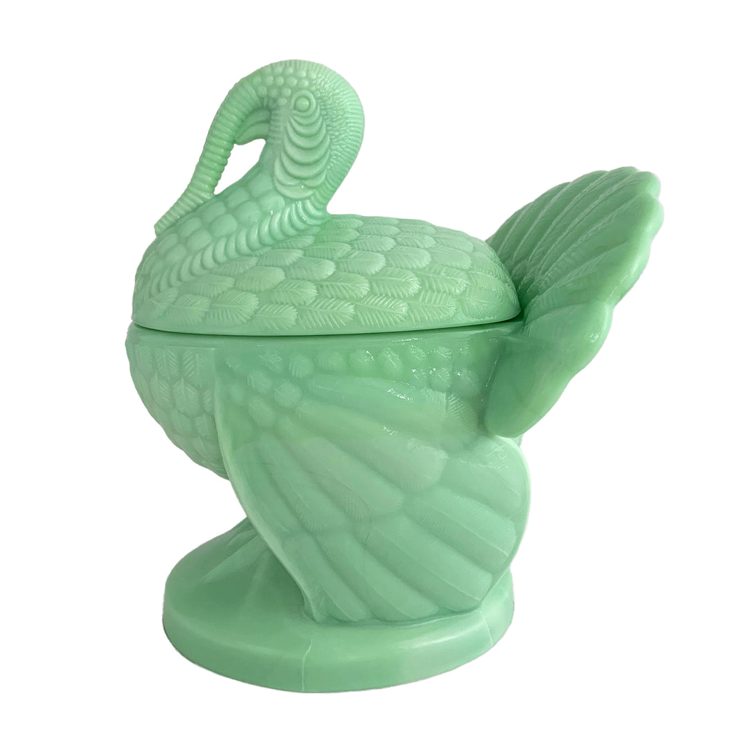 Highly sought after vintage green jadeite glass lidded turkey dish! Crafted by LE Smith Glass for Martha Stewart by Mail, 1990s. This piece is the perfect addition to your jadeite collection, and Thanksgiving or Christmas tableware decor!

In excellent condition, no chips. Marked on the bottom.

Measures approximately 6 1/4 x 5 1/4 x 7 1/4 inches