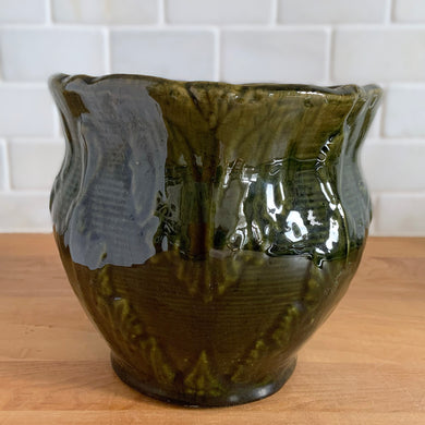 Antique green leaf scrolls Majolica jardiniere planter No. 916. Crafted by Brush McCoy Pottery, 1910s. A beautiful piece of art pottery to add charm to your home decor!

In good vintage condition, no chips/cracks/repairs. There is some glaze loss on the interior at the bottom, see photos.

Measures 6 3/8 x 6 inches