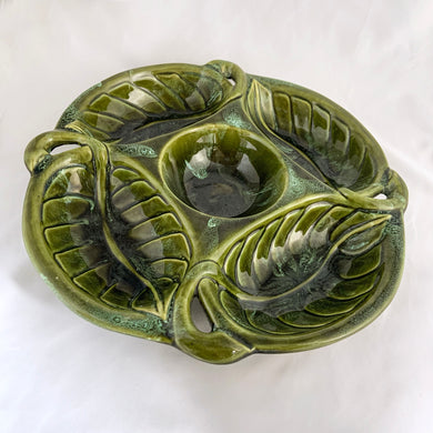 Mid-century vintage 5-part green drip glazed ceramic relish dish 722 featuring a central bowl surrounded by 4 leaf-shaped sections. Crafted by Wade of California Pottery, circa 1960s. A enchanting serving piece for snacks and dip!  In excellent condition, free from chips/cracks/repairs.  Measures 13 1/2 x 2 inches