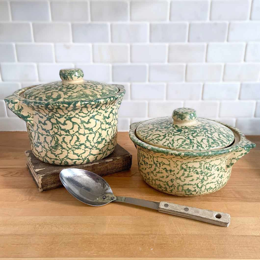Vintage green spongeware lidded casserole. Robinson Ransbottom Pottery Co., 1990s. Oven-safe and impeccable quality to last for years to come. Bring a touch of charm and character to your farmhouse or cottage kitchen and impress your guests with a stunning oven-to-table presentation.

In excellent used condition, no chips/cracks/repairs, age-related crazing and manufacturer's glaze pops. Maker's marks on the bottom.

SIZES

1.5 Quarts: 9 3/8 x 8 1/4 x 5 3/4 inches 

2 Quarts: 9 5/8 x 8 3/8 x 6 3/4 inches