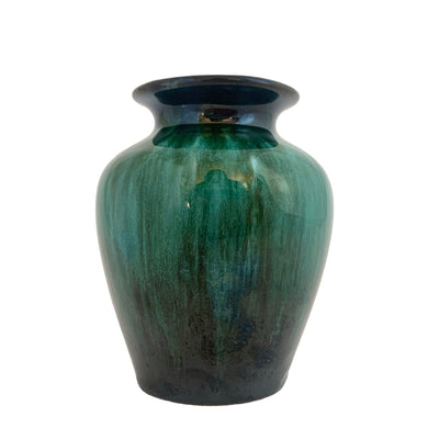 Vintage miniature green drip glaze round art pottery redware vase. Crafted by Blue Mountain Pottery, Canada, 1970s. Perfect for a small floral arrangement or use as decor.

In excellent condition, no chips/cracks/repairs. Original sticker on the bottom.

Measures 3 1/4 x 4 1/8 inches
