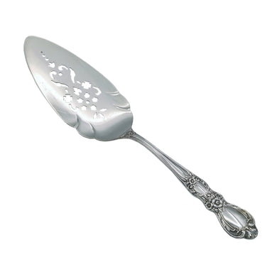 Beautifully floral detailed vintage Heritage silver plate pierced pie server. Crafted by 1847 Rogers Bros IS, USA. Elegance personified!

In good vintage condition. Maker's mark present.

Measures 2 3/8 x 10 5/8 inches