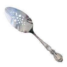 Load image into Gallery viewer, Beautifully floral detailed vintage Heritage silver plate pierced pie server. Crafted by 1847 Rogers Bros IS, USA. Elegance personified!

In good vintage condition. Maker's mark present.

Measures 2 3/8 x 10 5/8 inches
