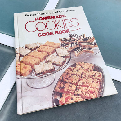 Better Homes and Gardens is known for its fabulous cookbooks. This hardcover cookbook focuses on homemade cookie recipes. Its 96 pages are filled with amazing recipes along with many colour photographs. Originally published by Meredith Corporation, USA, 1975. This is the large format edition, fifth printing, 1984.   In great vintage condition with normal age-related yellowing.   