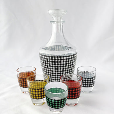 Vintage Houndstooth glass liquor decanter with five matching shot glasses in multiple colours. Crafted by Cristal D'arques, France, 1970s. Fun barware with a casual retro vibe!

In excellent condition, no chips. Marked FRANCE.

Decanter measures 3 x 6 1/2 inches, shot glasses measure 1 1/2 x 2 inches