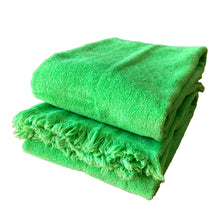 Load image into Gallery viewer, Vintage kelly green 100% cotton terry cloth hand towel with fringed edges. Crafted by Camtex, Canada, circa 1970s.  In excellent used condition, free from stains/tears. Appears unused. Measures 22 1/2 x 42 inches
