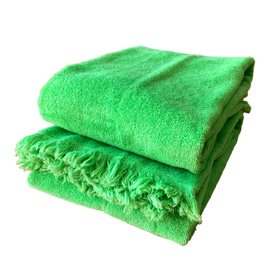 Vintage kelly green 100% cotton terry cloth hand towel with fringed edges. Crafted by Camtex, Canada, circa 1970s.  In excellent used condition, free from stains/tears. Appears unused. Measures 22 1/2 x 42 inches