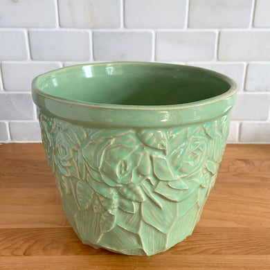 Highly collectible vintage light green roses ceramic jardiniere planter. Crafted by McCoy Pottery, USA, 1950. The perfect home for your favourite greenery or flowers! This rare piece is a must-have for any art pottery collector!

In excellent vintage condition, no chips/cracks/repairs, normal age-related crazing and manufacturer's glaze pops. Maker's mark.

Measures 7 1/2 x 6 5/8 inches