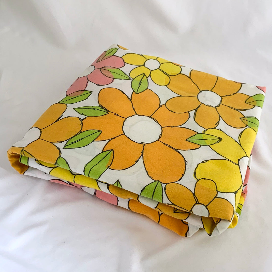 Bring back the flower power of the 1960s with this vintage doulbe/full sized 