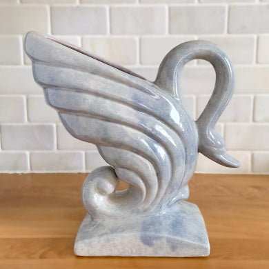 Vintage mid-century era lilac drip glaze ceramic swan vase. Crafted by Gonder Pottery, 1950s. A graceful piece to add to your art pottery collection and home decor!

In excellent condition, no chips/cracks/repairs, age-related crazing and interior hard water stains.

Measures 9 1/2 x 4 x 9 1/8 inches