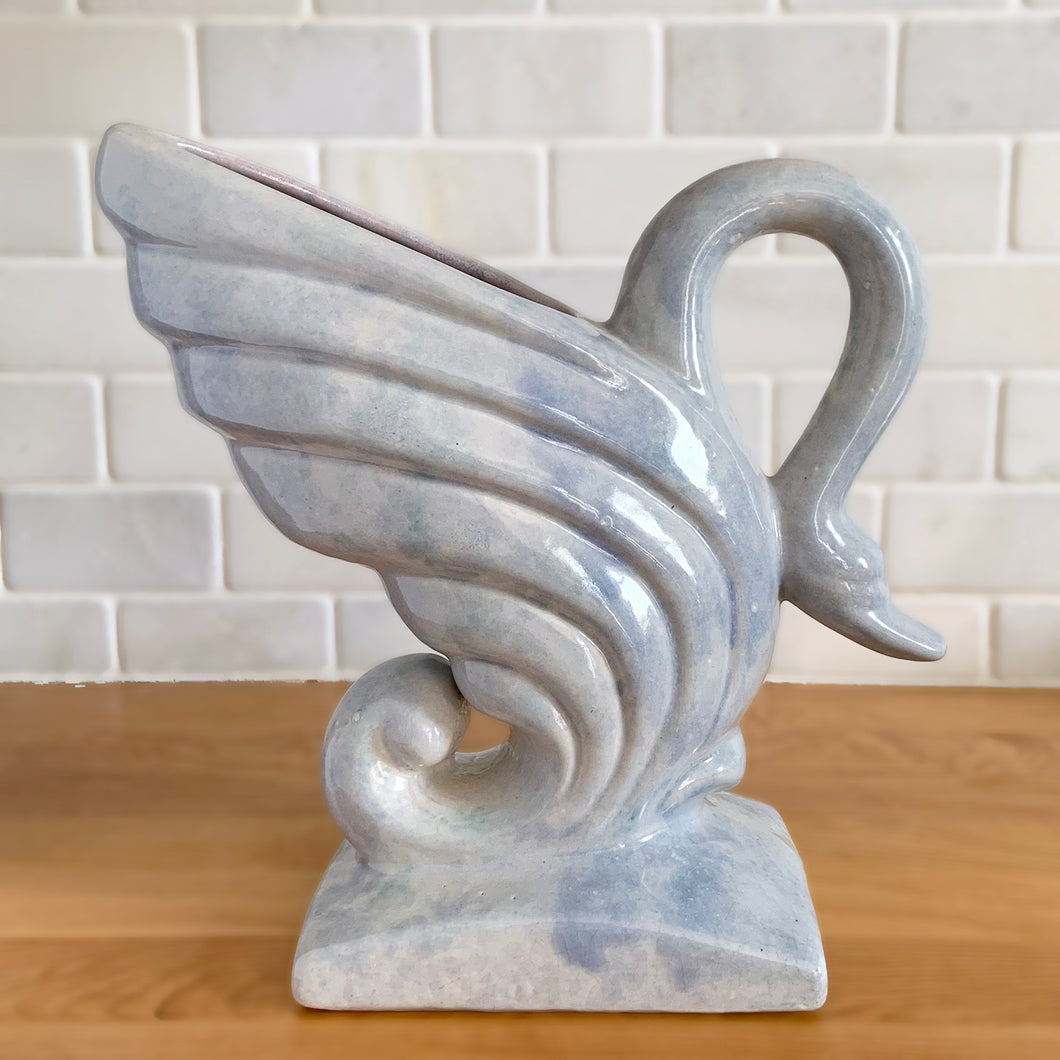 Vintage mid-century era lilac drip glaze ceramic swan vase. Crafted by Gonder Pottery, 1950s. A graceful piece to add to your art pottery collection and home decor!

In excellent condition, no chips/cracks/repairs, age-related crazing and interior hard water stains.

Measures 9 1/2 x 4 x 9 1/8 inches