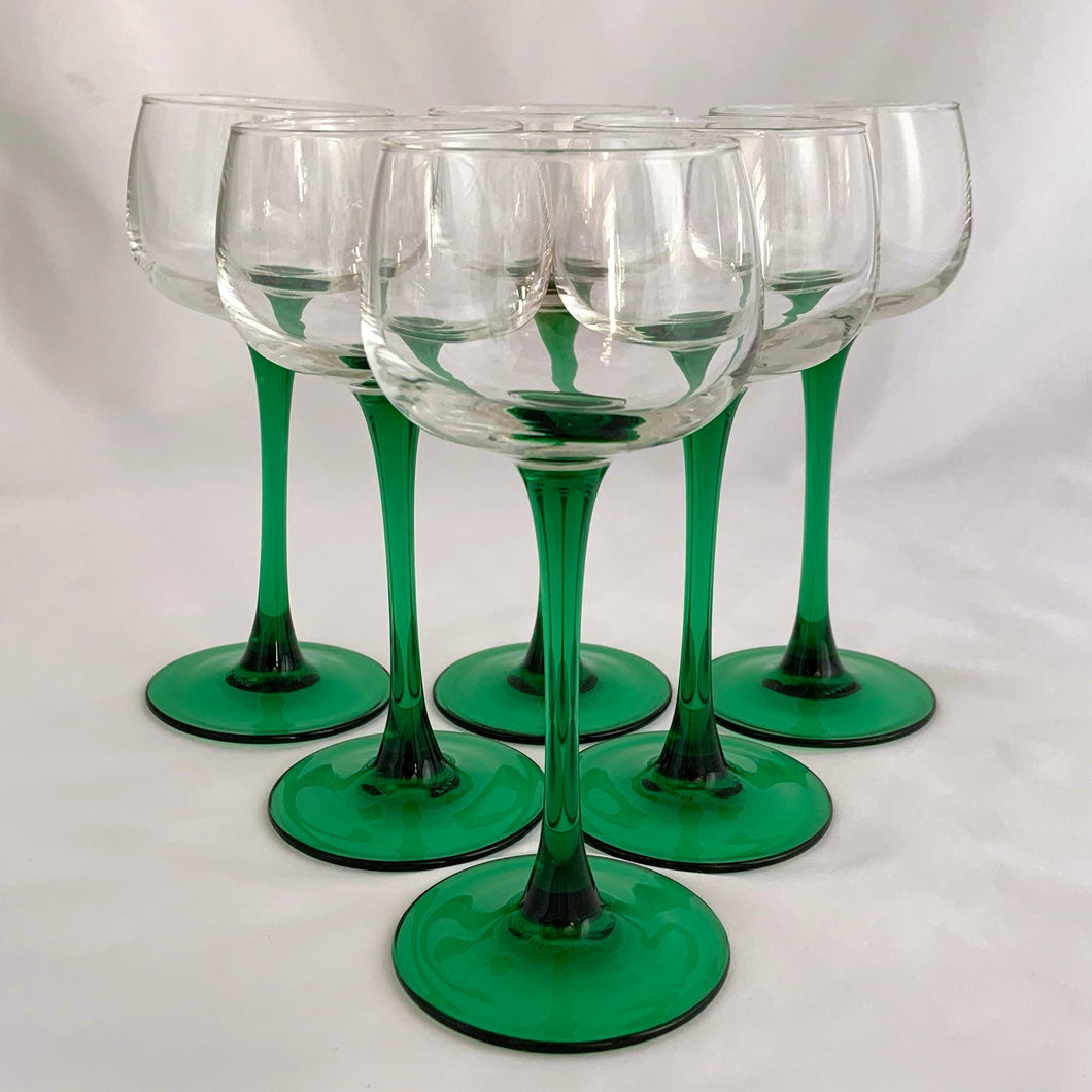 A vintage mod set of six elegant Luminarc emerald green stemmed wine glasses. Crafted by J.G. Durand Cristal d'Arques, France, circa 1970s. We are loving the vibrancy of the stems that will add that perfect pop of colour to your barware...cheers!  In excellent  condition free from chips. Marked 