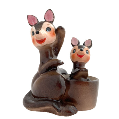 Vintage hand painted mama kangaroo and joey ceramic salt and pepper shakers. Napco, Japan, 1960s. Add these adorable shakers to your collection!

In excellent condition, fleabite, no cracks/repairs. Marked, Japan.

Mama measures 3 1/4 x 3 x 4 1/8 inches, joey measures 1 1/12 x 1 1/4 x 2 3/4 inches