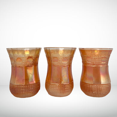 Vintage marigold carnival glass Maharajah corset-shaped shot glass. Crafted by Jain Glassworks, India, 1930s. The iridescence, pattern and shape are lovely on this rare piece of glass!

In excellent vintage condition, no chips.

Measures 1 7/8 x 2 3/4 inches