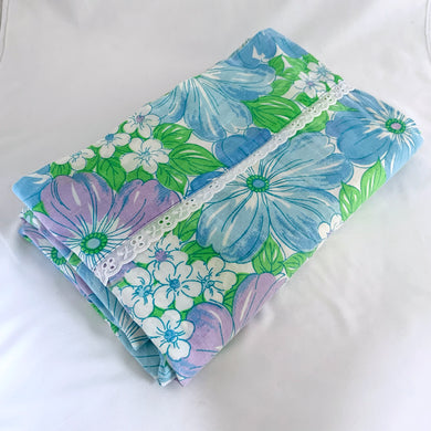 This is a gorgeous twin size 100% cotton flat sheet in the 