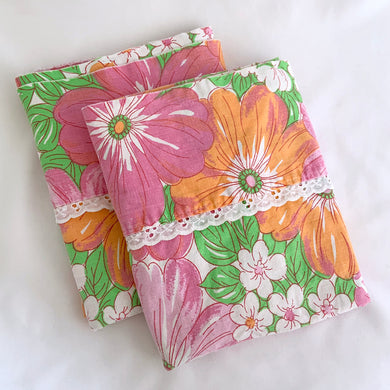 This is a gorgeous set of vintage pillowcases in the 