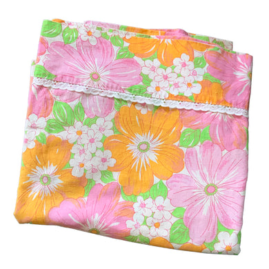 This is a gorgeous full/double size 100% cotton flat sheet in the Martinique pattern in the pink/orange/green colourway with a lovely white eyelet detail at the turnover hem. Produced by Wabasso Canada, circa 1970s. This colourful mod flower power print brings so much fun and energy to your home decor!

Fabric is in excellent condition. Original label present and worn.

Measures 77 x 96 inches