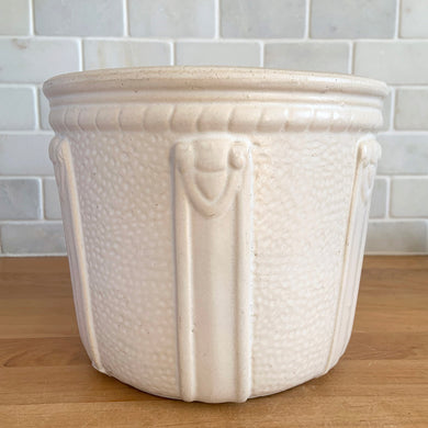 Vintage art deco matte white ceramic jardiniere planter featuring repeating straps on stippled ground with rope detail at the rim. Crafted by Robinson Ransbottom Pottery Co., USA, 1940s. A beautiful piece to add to your art pottery collection!

In excellent condition, no chips/cracks/repairs. Typical manufacturing glaze pops. Marked with crown stamp and the number 208.

Measures 8 x 6 5/8 inches