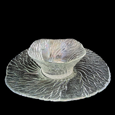 This vintage Metsa Forest clear glass serving plate and bowl set features a swaying pattern of tree branches. Designed by artisan Pertti Kallioinen. Crafted by Lasisepat Mantsala, Finland, 1970s. Perfect for serving your favourite chips and dip or snacks and dip. A lovely addition to your Finnish tableware collection!

In excellent condition, no chips.

Plate measures 11 1/4 inches, bowl measures 6 1/4 x 2 7/8 inches