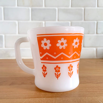 Highly collectible vintage milk glass mug featuring a pattern of orange flowers, dots and zigzags, D-handle. Crafted by Federal Glass, USA, circa 1960s. A must-have for any mug collector!


In good vintage condition, no chips, cracks or repairs. Paint is vibrant and shiny.

Measures 3 1/4 x 3 3/8 inches