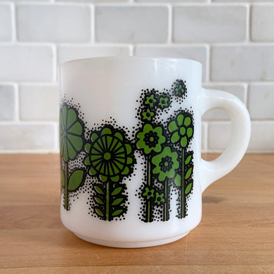 Highly collectible vintage retro mod milk glass mug with green and black flowers. Crafted by Hazel-Atlas Glass, USA, 1970s. A must-have for any mug collector!

In excellent condition, no chips, cracks or repairs. Paint is vibrant and shiny.

Measures 3 x 3 3/8 inches