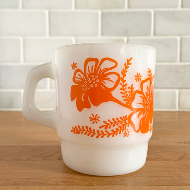 Highly collectible vintage retro mod milk glass mug with orange flowers. Crafted by Anchor Hocking, USA, 1970s. A must-have for any mug collector!

In excellent condition, no chips, cracks or repairs. Paint is vibrant and shiny.

Measures 3 x 3 3/8 inches
