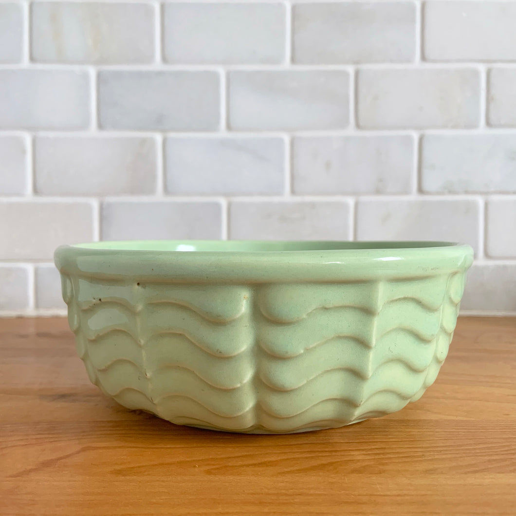 Vintage mint green ceramic mixing bowl 308, with an exterior pattern of horizontal waves. Crafted by Robinson Ransbottom Pottery Co., USA, 1960s. A beautiful piece to add to your art pottery collection!

In excellent condition, no chips/cracks/repairs, manufacturer's glaze pops. Maker's marks, number 308.

Measures 6 5/8 x 2 3/8 inches