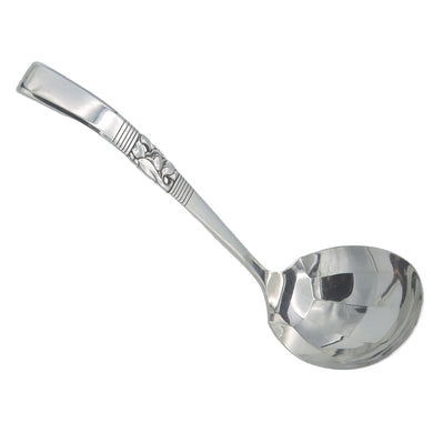 Beautifully detailed vintage Morning Star silver plate gravy ladle. Crafted by Community Plate, 1950s. Elegance personified!

In vintage condition.

Measures 2 1/4 x 4 x 6 3/4 inches