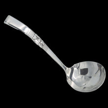Load image into Gallery viewer, Beautifully detailed vintage Morning Star silver plate gravy ladle. Crafted by Community Plate, 1950s. Elegance personified!

In vintage condition.

Measures 2 1/4 x 4 x 6 3/4 inches
