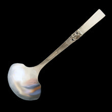 Load image into Gallery viewer, Beautifully detailed vintage Morning Star silver plate gravy ladle. Crafted by Community Plate, 1950s. Elegance personified!

In vintage condition.

Measures 2 1/4 x 4 x 6 3/4 inches
