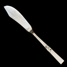 Load image into Gallery viewer, Beautifully detailed vintage Morning Star silver plate master butter knife. Crafted by Community Plate, 1950s. Elegance personified!

In vintage condition.

Measures 6 7/8 inches
