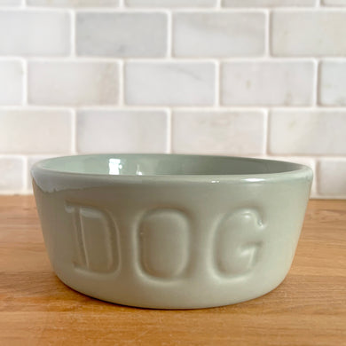 Vintage glossy moss green ceramic dog food bowl 2000, debossed with the word DOG in block letters. Crafted by Bauer Pottery, USA, 1930s. A rare piece to add to your pup's art pottery collection!

In excellent condition, no chips/cracks/repairs, typical manufacturing glaze pops. Maker's marks.

Measures 5 3/8 x 2 inches