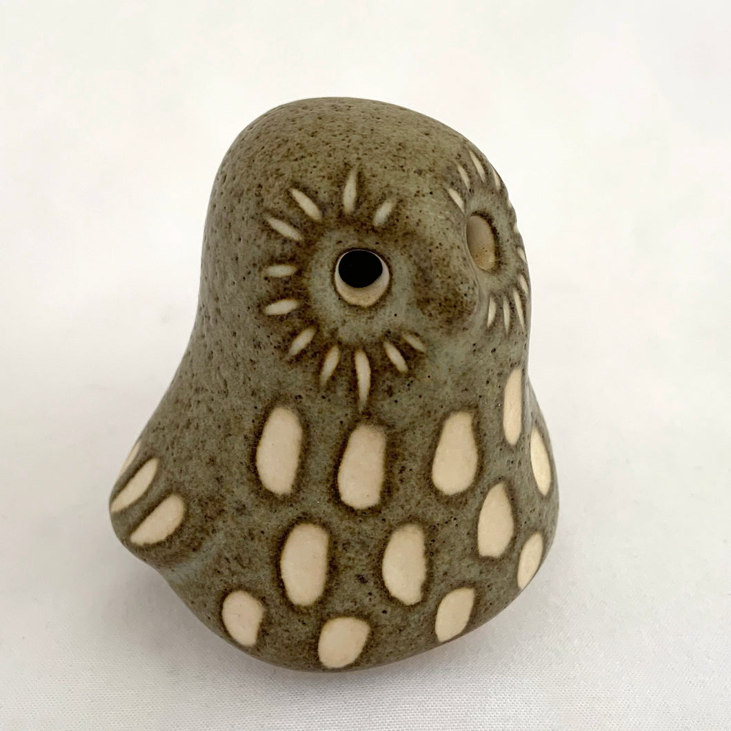 A sweet vintage handmade art pottery owl figurine glazed in moss green with white spots and brown details. Crafted by Strawberry Hill Werkshop, Canada, 1970s. This highly collectible piece is a must-have for any owl collector and is perfect for adding a touch of whimsy to your decor.

Excellent condition, no chips/cracks/repairs. Maker's mark.

Measures 2 3/8 x 2 x 2 1/2 inches