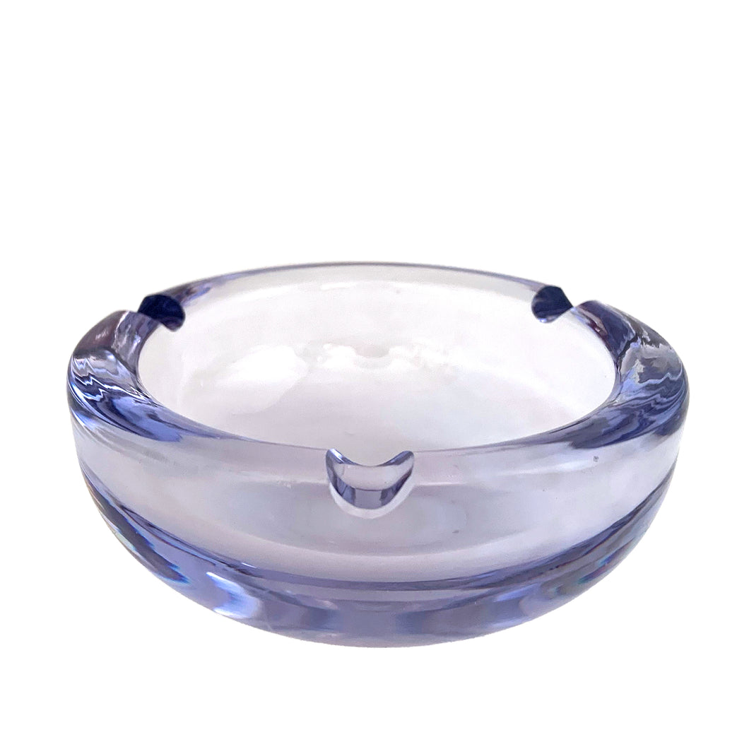 Vintage mid-century modern purple and blue alexandrite neodymium modernist art glass round ashtray. Bohemia Glass, Czechoslovakia, circa 1950s. The unique properties of alexandrite glass allow it to change colour in different types of light triggered by the use of Neodymium in the production of the crystal. Under fluorescent light, it appears blue and under incandescent or natural light, it appears purple. A stunning piece of art glass!

In excellent condition. Measures 4 3/8 x 1 7/8 inches