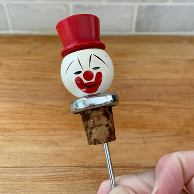 Vintage mid-century era novelty clown topped liquor bottle stopper pourer. Designed to fit a standard bottle. The perfect addition to your atomic barware!

In good condition.

Measures 4 1/2 inches