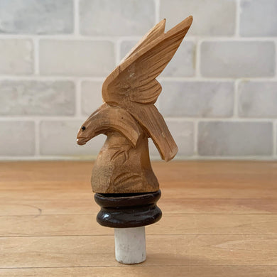 Vintage mid-century era novelty hand carved eagle topped liquor bottle stopper pourer. Designed to fit a standard bottle. The perfect addition to your atomic barware!

In as found condition, no cork.

Measures 4 1/8 inches