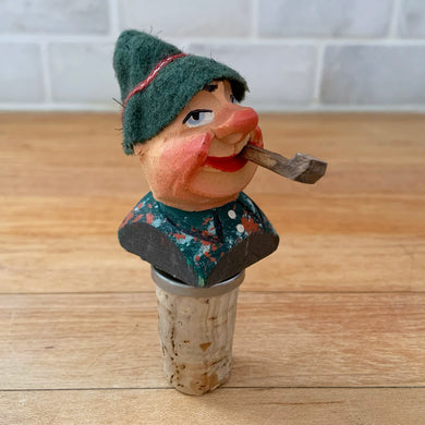 Vintage mid-century era novelty hand carved wood folk art man with pipe liquor bottle stopper pourer. Designed to fit a standard bottle. The perfect addition to your barware!

In good condition.

Measures 3 1/2 inches