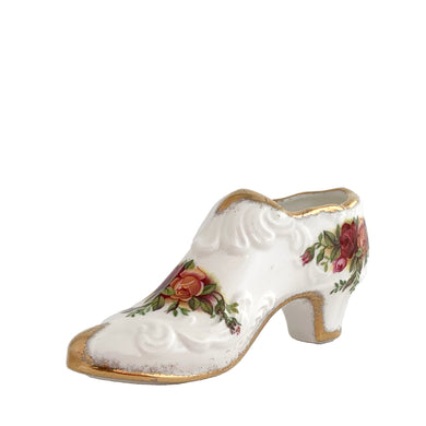 Vintage Old Country Roses bone china shoe features deep pink and yellow roses with gold gilt details. Crafted by Royal Albert, England, 1941 to 1998. A lovely addition to your china collection!

In excellent condition, no chips/cracks/repairs.

Measures 4 1/2 x 1 1/2 x 2 inches
