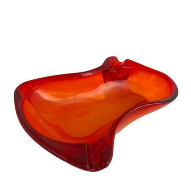 Mid-century modern vintage free form orange and amberina art glass ashtray. Crafted by Sasaki Glass, Japan, 1960s. Add some funk to your tobacciana collection!  In excellent condition, no chips.  Measures 6 x 4 1/8 x 1 1/2 inches