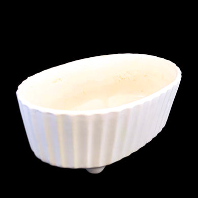 Vintage mid-century oval creamware footed pottery planter featuring art deco style vertically ribbed sides. Number F39. Crafted by Hull, USA, circa 1950s.  In excellent condition, free from chips/cracks/repairs.  Measures 7 x 4 1/2 x 2 3/4 inches   