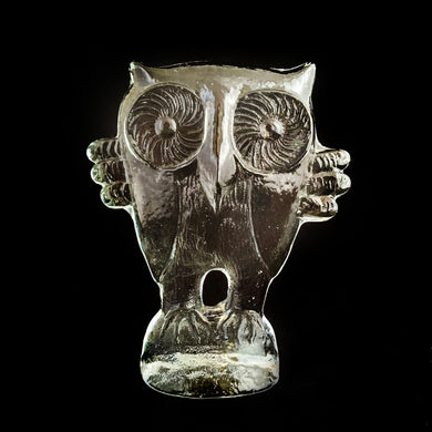 This vintage clear glass owl paperweight figurine is the larger version of Bertil Vallien's Zoo Series for Kosta Boda, Sweden, circa 1975. There are forty different pieces in this series....start your collection with this stunning piece of art glass.   In excellent condition, free from chips/cracks/repairs.  Measures 4 x 4 3/4 inches
