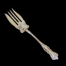 Load image into Gallery viewer, Beautifully detailed vintage Oxford silver plate meat serving fork. Crafted by WM Rogers &amp; Son AA, USA, 1950s. Elegance personified!

In vintage condition.

Measures 1 1/2 x 7 1/2 inches
