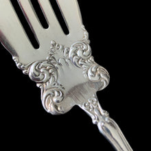 Load image into Gallery viewer, Beautifully detailed vintage Oxford silver plate meat serving fork. Crafted by WM Rogers &amp; Son AA, USA, 1950s. Elegance personified!

In vintage condition.

Measures 1 1/2 x 7 1/2 inches
