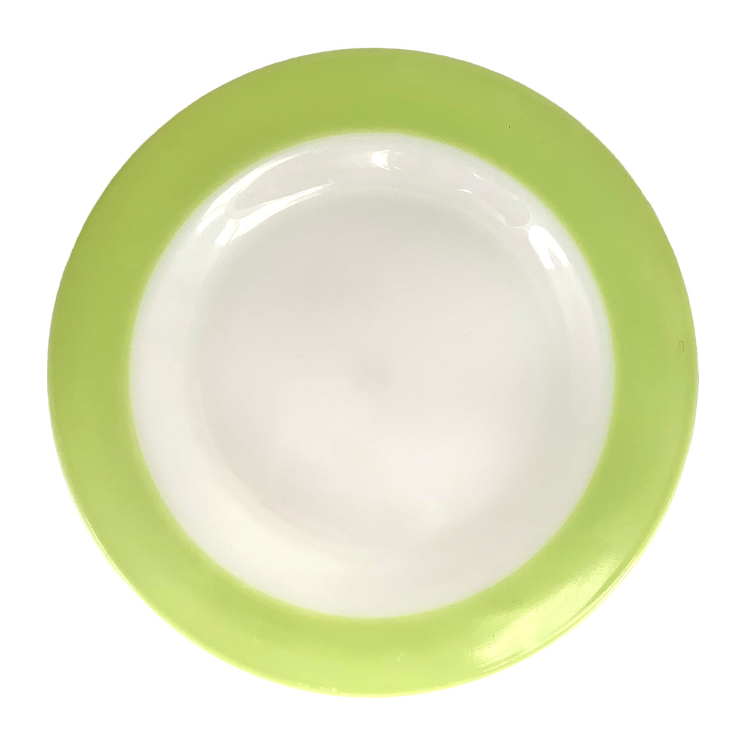 Vintage PYREX Green milk glass dinner plate featuring it's distinctive lime green band around the perimeter of a white plate. Crafted by PYREX, USA, between 1952 - 1956. Beautiful and durable mid-century tableware!

In great used vintage condition, free from chips.

Measures 10 inches