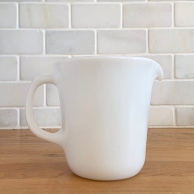 Vintage PYREX white opal milk glass handled creamer. Crafted by Corning, USA. The charming sidekick to your morning coffee or tea!

In excellent condition, no chips/cracks.

Measures 3 3/8 x 3 5/8 inches