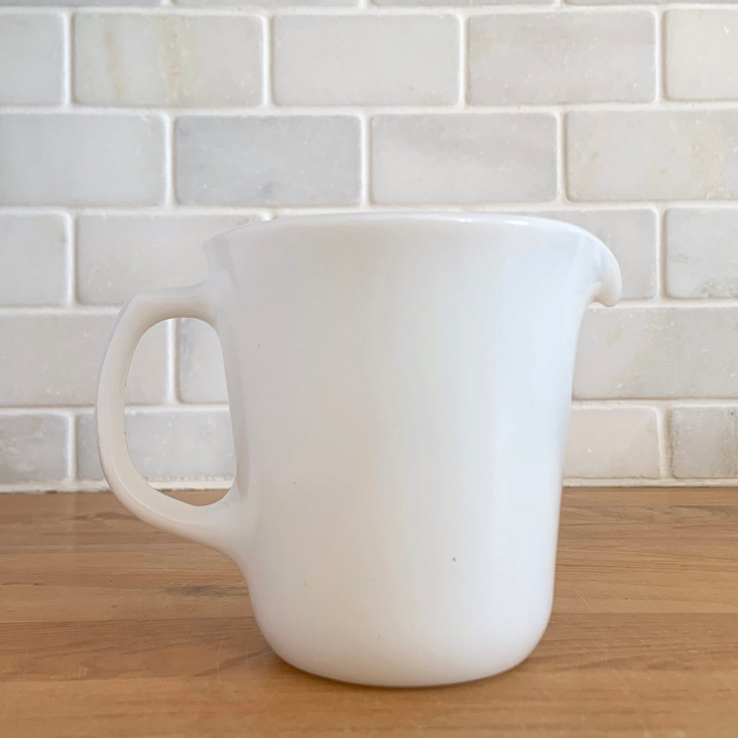 Vintage PYREX white opal milk glass handled creamer. Crafted by Corning, USA. The charming sidekick to your morning coffee or tea!

In excellent condition, no chips/cracks.

Measures 3 3/8 x 3 5/8 inches