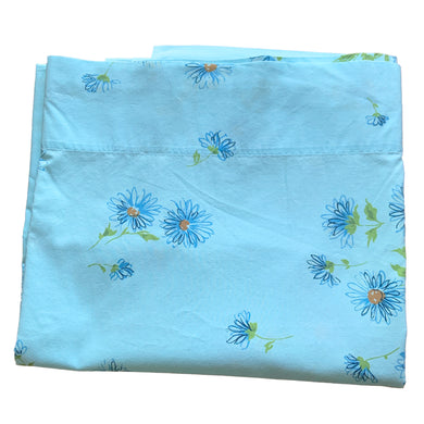 Check out the fabulous flower power of the blue poly/cotton blend fitted sheet with bouquets of daisies in shades of blue, teal, purple and white with green! Crafted by Heritage, USA, circa 1970s. We believe this sheet is new old stock as it does not appear to have been used or laundered. You'll love this super retro bed linen or repurpose for sewing or craft projects!

In excellent condition, free from stains/tears. Original label intact.

Fits a 54 x 75 inch mattress